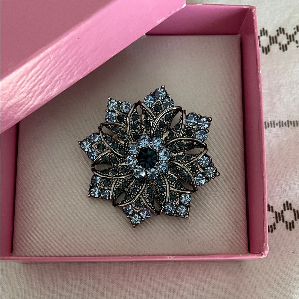 Elegant Silver and Blue Floral Brooch - Picture 2 of 3